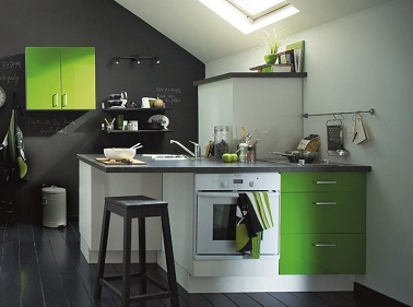 Jouer sur les couleurs dans l'aménagement de la cuisine pour mieux structurer l'espace Ce n'est pas un secret, la couleur permet de changer les volumes d’une pièce. Pour aménager la cuisine, jouer sur les couleurs est donc un atout supplémentaire. Dans cette cuisine par exemple, le mur ardoise apporte de la profondeur à la pièce tandis que les quelques éléments et portes de meubles peints en vert pomme dynamise le tout. Une cuisine soignée bien aménagée ce n’est finalement pas sorcier !