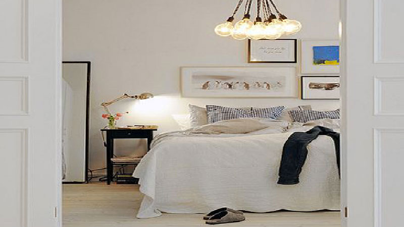 Une chambre blanche, la couleur idéale pour une déco de chambre zen élégante et sereine. Lumineux le blanc amène à la chambre une atmosphère élégante