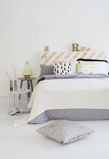 look blanc dans cette chambre avec tête de lit palette Une chambre joyeuse en blanc et touche de gris ! Tabouret et table basse sont détournés en table de chevet et la tête de lit palette se fait originale avec ses rayures de peinture blanche et jaune