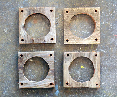 Après avoir découpé des carrés dans la planche de bois, percer en leur centre un cercle légèrement inférieur aux diamètres  des pots de terre cuite et percer 4 trous dans les angles pour enfiler les cordes qui formeront la suspension
