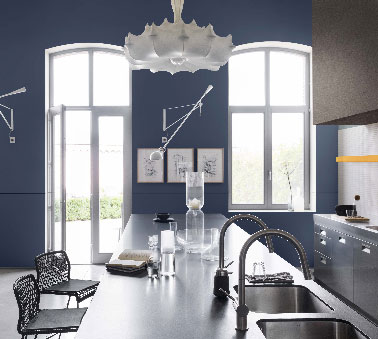 Peinture cuisine bleu Stone la nouvelle couleur gamme Couture Dulux Valentine Bleu stone une couleur peinture ultra moderne qui ajoute une touche moderne dans une cuisine où îlot central et meubles inox plantent le décor. La bonne idée déco est d’harmoniser la hotte dans une couleur gris taupe et d’ajouter une touche de jaune lumineux sur la crédence en carrelage. Peinture Dulux Valentine gamme Couture, collection Moderne finition satin velours, monocouche, peinture multisupports lessivable couleur Bleu Stone en vente en exclusivité chez Castorama.