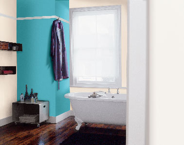 la peinture bleu confirme son effet déco pour structurer l'espace d'une pièce par la couleur. En total look sur les murs, ou en isolé pour peindre un pan de mur comme dans cette salle de bain, le bleu souligne et valorise les teintes naturelles tant pour la couleur des murs que celle du mobilier bois dont il aime l’aspect chaleureux. 