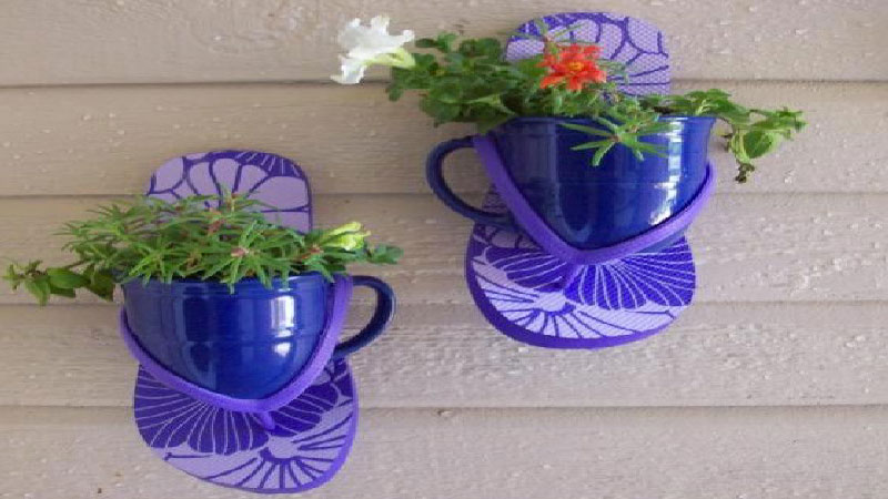 Réaliser facilement un porte plante avec des objets de récup, une palette bois ou encore un lustre ancien pour suspendre vos plantes dans la maison ou dans le jardin