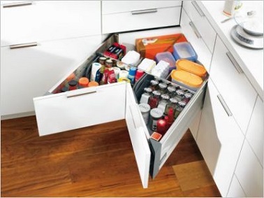 Quoi de mieux pour aménager l'espace de la cuisine que d'opter pour des rangements astucieux. Parce qu’une cuisine bien agencée rime avec un espace bien rangé, ce tiroir d’angle original permet de ne pas perdre les possibilités de rangement dans les coins tout en optimisant la surface de la cuisine. Une idée pratique pour aménager ses fourneaux en une vraie cuisine fonctionnelle !