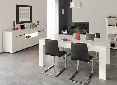 Cette salle à manger allie esprit classe et contemporain grâce à cet ensemble chaises aux pieds traineaux/table imposante qui constitue un duo noir et blanc simple et efficace. La table Bercy à l’aspect robuste donné par sa structure en mélamine s’habille d’une couleur blanc laquée qui ajoute une touche déco tendance à la pièce. Petit plus, cette table ne se contente pas de son design, elle propose aussi une rallonge centrale pour s’adapter tant aux petits espaces qu’aux grandes surfaces. Un bonus pour passer en un éclair du repas de famille au dîner en tête à tête !