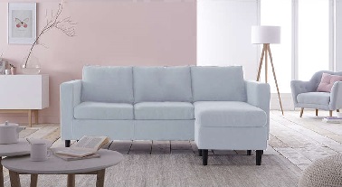 Le canapé d'angle Angus s’habille d’un bleu ciel doux se mariant harmonieusement avec le mur rose pâle du salon pour une ambiance cocon. Un vent de fraîcheur tendance souffle sur cette pièce à vivre lumineuse qui suggère la légèreté. Les accessoires au style scandinave tels que la console et le luminaire tripode aux pieds en bois ne font que confirmer cet esprit design épuré. Cocooning absolu !