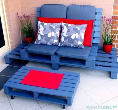 Un bel ensemble que ce salon de jardin en palette constitué d'un socle de deux palettes posées côte à côte et surélevé d'une autre palette pour faire l'assise 