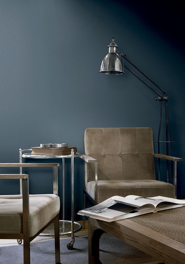 Peinture gris bleuté pour un style industriel dans le salon Grâce à une peinture couleur bleu grisé un esprit urbain flotte dans ce salon. Le bleu gris des murs auprès des fauteuils brun exprime son côté chic avec la complicité de l’alu des accoudoirs et du guéridon. Peinture Flamant Tollens.