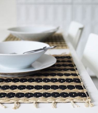 Set de table en jacinthe d'eau Ikea Sur la table du salon ou sur le plan de travail de la cuisine le set de table en jacinthe d'eau d'Ikea trouve sa place sous vos assiettes. De quoi dîner de manière simple et tendance.