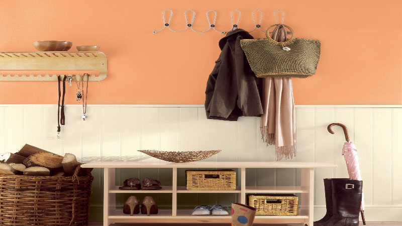 Le carnet des tendances couleurs déco de la peinture Astral renouvelle l'approche couleur pour repeindre les murs de la maison avec des couleurs naturelles, des teintes de gris, jaune orangé, bleu ardoise et des coloris aubergine, rose cerise, vert kaki