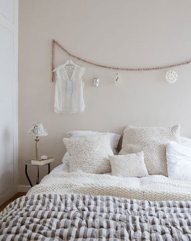 Tête de lit en guirlande de perles et objets déco suspendus Fabriquer soi-même une guirlande en bois pour faire une tête de lit voilà une idée pratique. On y accroche petits objets décoratifs ou cadres photos que l’on change facilement selon ses envies.
