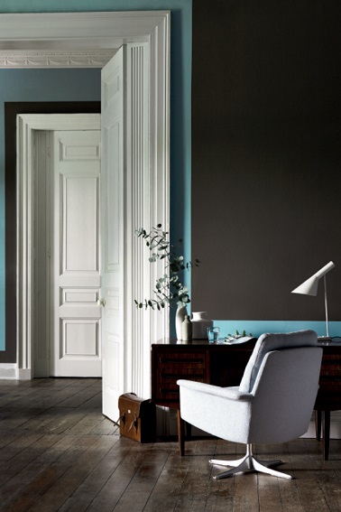 Un gris et un bleu pour repeindre le salon Dans ce salon, le gris intense de la peinture est souligné d’un bleu lumière pour repeindre le soubassement et l’encadrement des portes blanches. Design, la déco de ce salon s’organise autour des couleurs et des meubles modernes mis en contraste. Peinture couleur Gris Attic II, Bleu Sky Blue Litlle Greene.