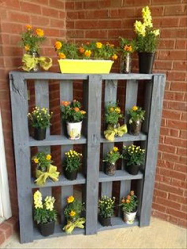 Une palette bois passée à la lasure colorée et appuyée au mur de la maison, du cabanon de jardin ou encore de la clôture et voilà une étagère sympa pour présenter joliment ses pots de fleurs dans le jardin.