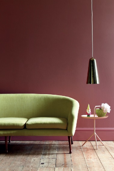 Une peinture rouge brun pour un salon aux couleurs printannières Marier un peinture rouge brun dans le salon avec un canapé vert, une ambiance couleur qu’il faut oser car le rendu final est sublime ! Ajouter un touche de rose avec une petite table, et la déco du salon s’enveloppe d’un brin de féminité. Peinture couleur Ashes of Roses et vert Citrine Little Greene .