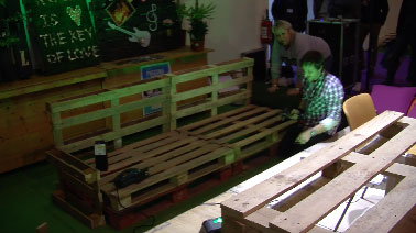 Valérie Damidot fabrique une banquette de jardin en palette bois Après avoir aligner deux palettes les visser pour construire l'assise de la banquette de jardin