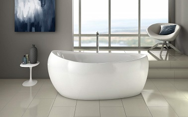 Une baignoire centrale de forme ovale revisité de façon plus moderne Dans cette salle de bain, la baignoire tient le rôle principal. Sa forme ovale pure et sans artifice confère à la pièce une douceur sans pareille. Comme un cocon d'eau, cette baignoire permet de s'immerger entièrement tout en laissant reposer sa tête confortablement sur le rebord le plus haut prévu à cet effet. Côté design, la délicatesse de ses courbes permet de s’insérer facilement autant dans une pièce exiguë que dans une grande salle de bain. Modulable, sa robinetterie en inox est disponible en version murale et sur pieds afin de s’adapter au mieux à la pièce où elle sera installée. Un véritable design audacieux et pratique pour adopter la baignoire îlot sans modération !