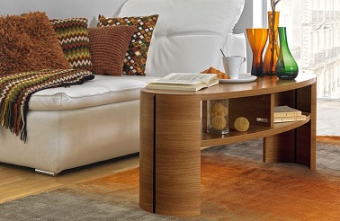 Ambiance rétro tendance dans le salon avec ce meuble d'appoint Gautier Une couleur dorée habille ce bois qui dessine à travers ses courbes arrondies un meuble au style résolument rétro. Pouvant être utilisé pour mettre en valeur la télévision, ce meuble permet également de s’utiliser tout autrement. Table basse ou meuble d’appoint, les fonctions de cette petite table en bois sont multiples et apportent quoiqu’il en soit une touche old school rustique à la pièce. Collection Dovea ©Gautier