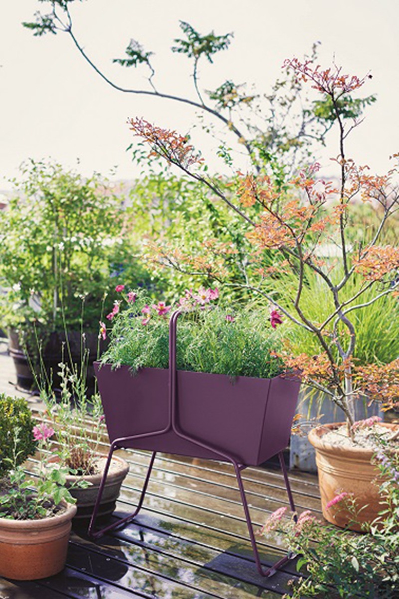 Jardinière colorée aux courbes modernes et poétiques, le modèle Basket de la marque Fermob est prête à faire rayonner votre extérieur ! La palette de 24 coloris tous plus éclatants les uns que les autres est une bonne façon de mettre en valeur vos plantes. Disposant d’un système d’évacuation d’eau, cette jardinière sur pieds est très fonctionnelle et permet même de séparer deux espaces. On adore cette jardinière tendance 2015 ! ©Crédit Photo : Stéphane Rambaud