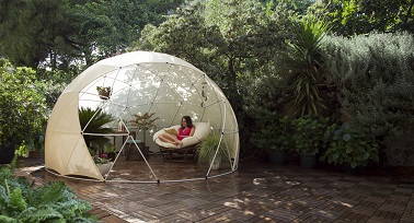 L'abri Garden Igloo en version toile d'ombrage idéal pour aménager un jardin d'été Bulle de fraîcheur pour profiter confortablement des longues journées chaudes de l'été ou du printemps, le Garden Igloo vous propose 10m² a aménager comme vous le souhaitez. En salon de jardin abrité, en aire de jeux extérieure pour les enfants ou en salle à manger de plein air, ce dôme s’adapte à toutes vos envies tout en vous garantissant une solidité à toute épreuve. Atout non négligeable, la forme sphérique du Garden Igloo permet de laisser circuler l’air ce qui garantit un climat intérieur équilibré et une température uniforme.