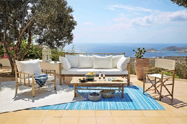Salon de jardin en bambou exotique et tendance Maison Du Monde Mettre en valeur votre extérieur dès l’arrivée des beaux jours ça passe aussi par soigner l’aménagement de votre terrasse. Avec ce salon de jardin en bambou, vous ne risquez pas de commettre d’impair, bien au contraire ! Cette banquette de jardin est idéale pour vous faire voyager vers des destinations lointaines et exotiques. Complétée par d’autres meubles d’extérieur de la même collection et d’autres accessoires déco, cette banquette devient le point de départ d’un salon de jardin tendance et parfait pour l’été ! Maison Du Monde – Banquette Robinson 399,90 euros – Chaise bambou 39,99 euros – Fauteuil Robinson 199,90 euros.