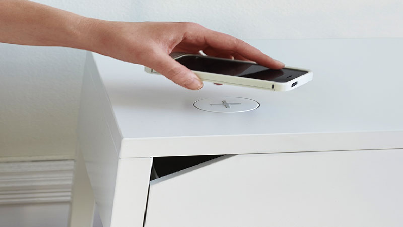 Bonne nouvelle, les meubles connectés font leur entrée chez Ikéa avec la collection Home Smart ! Petits meubles, lampes et guéridon sont équipés d'une tablette pour le chargement des smartphones et tablettes. Adieu les fils qui traînent dans la maison !