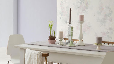 Une association de couleurs réussie dans le salon salle à manger Dans une salle à manger/salon gris Charme et ivoire on n’hésite pas à booster la dominante de teintes neutres avec une association subtile de couleur verte en touches discrètes mais efficaces. Peinture Dulux Valentine