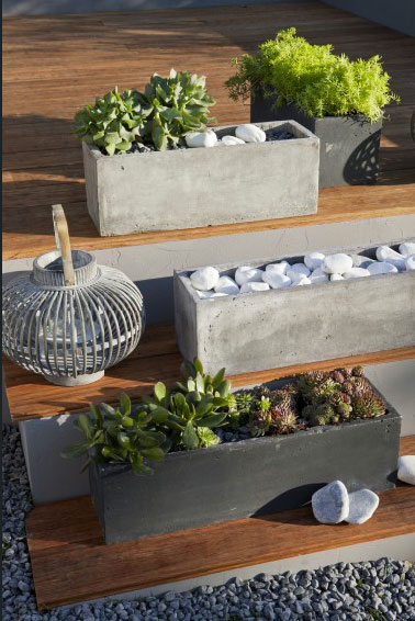 Les bacs à fleur en fibre ont le gros avantage d’être ultra légers. Pratique lorsqu'il faut bouger les jardinières pour les mettre à l'abri ou lors du rempotage des plantes. Le design s’invite sur le balcon avec des containers à plantes et fleurs de grande contenance et à prix tout doux. Exemple  avec ce modèle de jardinière rectangulaire disponible en 160 cm de long x l 17.2 x H 17 cm en fibre gris clair, anthracite et naturel à 31 €  chez Leroy Merlin.