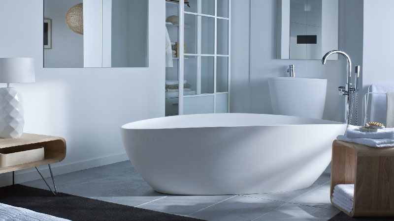 Elément design au coeur de la salle de bain, la baignoire îlot, quelle soit ronde, ovale au faussement rectangulaire est le sanitaire tendance. Décalée du mur, accompagnée d’une robinetterie en îlot, la baignoire offre un confort et une détente indéniable à l’heure du bain. Notre sélection de modèles de baignoires d’exception Aubade, Bernatein, Castorama et Leroy Merlin