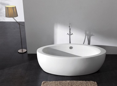 Simplicité et ovale parfait pour cette jolie baignoire sans artifice Simplissime et pourtant si moderne, cette baignoire centrale n’a pas besoin d’en faire beaucoup pour être remarquable. En acrylique et fibre de verre sa solidité est optimale pendant que son design achève d’en faire un élément déco à part entière dans la salle de bain. L’esthétique sans grande folie de cette baignoire permet pouvoir l’insérer facilement aussi bien dans une salle de bain classique que dans une chambre parentale charmante et romantique. Quand la simplicité devient un gage de modernité, on adore !