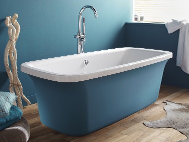 De la couleur sur la baignoire, un atout au centre de la salle de bain Outre son design géométrique rectangulaire assez simple, cette baignoire se démarque par son revêtement coloré. Pratique pour se fondre dans le décor ambiant ou pour instaurer une ambiance dans toute la pièce, la couleur de cette baignoire îlot permet de souligner sa forme tout en accentuant son caractère. Vous pouvez alors vous amuser à associer la couleur de votre baignoire à celle des murs ou du carrelage grâce à une harmonie dans un même camaïeu de teintes ou en mariant des couleurs complémentaires pour un effet moderne à souhait !