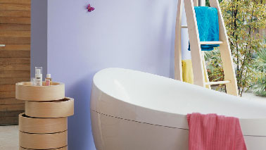 Bois et peinture couleur parme dans une salle de bain zen La couleur parme exprime sa délicatesse dans la salle de bain en association avec du bois pour créer une déco zen. Peinture couleur Ciel De Parme et Embruns Cuisine & Bain Dulux Valentine