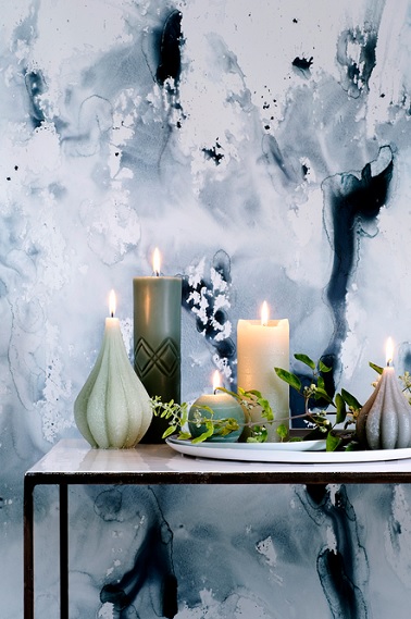 Simples grandes bougies cylindriques, petite bougie ronde ou encore bougie spéciale en forme de figue, le design de ces bougies en fait de véritables objets déco. En plus de rendre plus chaleureux l’espace où elles sont disposées, ces bougies permettent de sublimer les autres objets décoratifs. Donnant un effet vraiment chic et romantique à toute la pièce, les couleurs de cire assez sobres, beige, vert d’eau ou encore vert foncé accentuent l’effet naturel de la décoration scandinave épurée. ©BrosteCopenhagen
