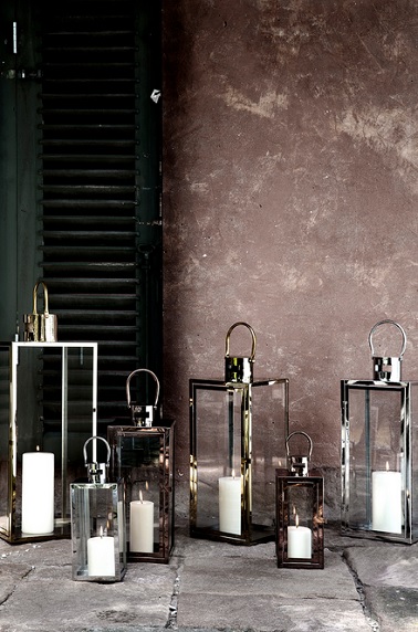 Des lanternes pour bougies au style romantique idéales pour une déco scandinave Enfermer ses bougies dans des lanternes, une excellente idée pour illuminer l'espace tout en le rendant romantique. Le mélange acier et verre permet de suggérer ouvertement la légèreté et d’aller dans le sens d’une déco scandinave douce. Diffusant plus largement la lumière, ces lanternes sont aussi bien adaptées pour un aménagement déco extérieur qu’intérieur. Souvent suspendues, n’hésitez pas à les laisser à même le sol pour aménager le bas de la pièce et renvoyer une esthétique romantique délicieuse à l'oeil.
