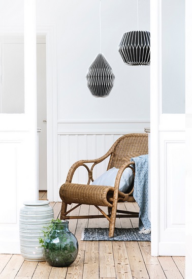 un fauteuil en rotin dans une ambiance scandinave, parfait pour une déco sobre Le rotin n'est décidement plus ce qu'il était ! Ce fauteuil le prouve très bien grâce à ses formes arrondies modernes et chaleureuses. Disposé dans un salon blanc très épuré au style scandinave, il permet d’apporter la touche de chaleur à la pièce. S’associant élégamment aux objets déco contemporains, ce fauteuil en rotin signé Broste Copenhagen saura très bien s’intégrer dans un salon pour une ambiance douce et détente. Fauteuil par Broste Copenhagen