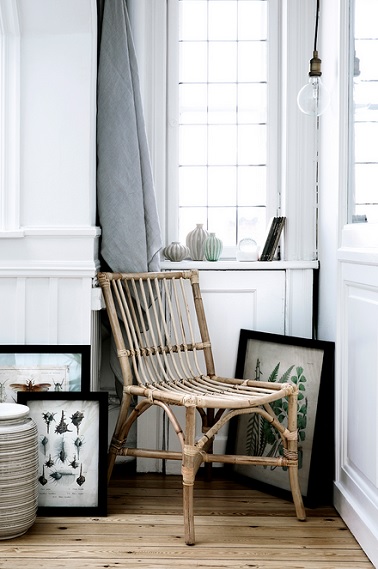 Une chaise en rotin clair au design simple parfait pour les ambiances déco scandinaves Qui a dit que le rotin était too much ? Cette chaise prouve le contraire puisqu’elle utilise ce bois dans sa version la plus claire et le plus sobrement possible. Un design simple, sans aucun artifice voilà le parti pris de Broste Copenhagen avec cette chaise qui est absolument parfaite pour un salon, une chambre, salle à manger ou une entrée. Sur un parquet bois clair, cette chaise ressort d’autant mieux puisqu’elle accentue le côté chaleureux et zen des pièces épurées.