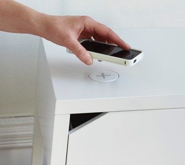 Dans ce meuble le chargeur est directement intégré et sans fil ! Si d'apparence ce meuble semble d'un style épuré passe partout comme il est souvent coutume de voir, à y regarder de plus près il n'en ait rien ! C'est une petite galette qui fait la différence puisqu'elle permet de recharger ses objets technologiques sans fil. Une idée astucieuse qui s'invite dans la déco de la maison pour faciliter le quotidien !