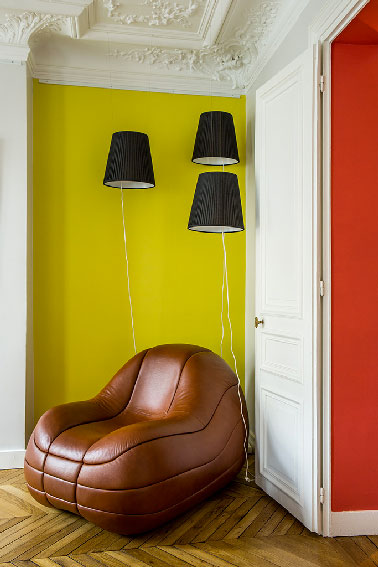 Concept store Ticolas canapé art déco showroom Un canapé en cuir marron associé à un mur jaune et à des suspensions noires. Un mélange osé qui fait clairement son effet. Au showroom Ticolas, l’essentiel et que les clients puissent imaginer la position de chaque objets dans leurs intérieurs.