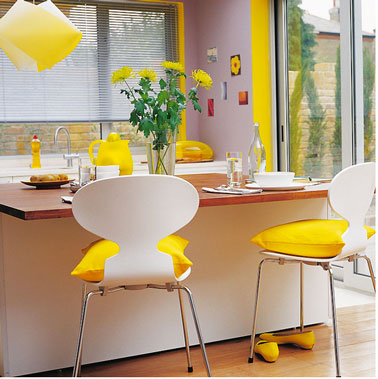 Du jaune et du parme, l'association de deux couleurs complémentaires pour une cuisine vive et gaie Quand la peinture cuisine adopte le parme, elle se dynamise harmonieusement avec des chaises, du petit électroménager jaune. Une association couleur parfaite pour sublimer une cuisine.
