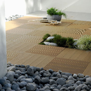 Une déco zen sur une terrasse en bois composite Une terrasse en bois composite qui alterne dalles en bois, carrés de verdure en gazon synthétique ponctué de galets gris ou blanc . Dalles Kyoto en bois composite 13.90 € chez Leroy Merlin