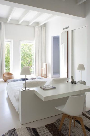 Tête de lit d’un côté, bureau de l’autre, un gain de place et une originalité dans la chambre. La structure blanc laqué apporte une luminosité que l’on ne refuse pas.