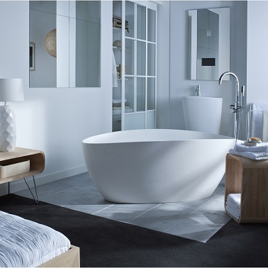 Le futur débarque dans la salle de bain avec cette baignoire asymétrique Cette baignoire propose de dériver sur un îlot de douceur. De style déstructuré et sophistiqué, cette baignoire asymétrique n’hésite pas à assumer son côté contemporain. Au contraire, elle joue même de l’aspect presque futuriste de ses courbes aléatoires pour créer une atmosphère très particulière dans la salle de bain. Nécessitant assez d’espace pour que les volumes soient respectés et sublimés, cette baignoire s’installe sans complexe au milieu de la salle d’eau pour en devenir l’élément phare de la déco.