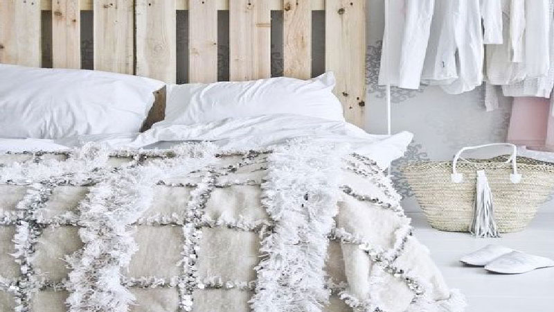 Pour faire soi-même une tête de lit, les idées originales ne manquent pas : en palette, en bois, peinte, en tissus, le lit ne perd pas la tête pour personnaliser lune chambre moderne pour adulte et pour enfant