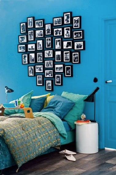 tête de lit avec cadres photos Pour faire cette tête de lit originale et personnalisée dans votre chambre, accrochez les cadres photos au dessus de votre lit pour former un coeur, carré, ou une ligne. Votre tête de lit sera encore plus sympa si la couleur des photos et cadres est la même.. Laissez parler votre créativité et do it yourself !