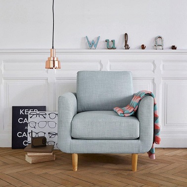 Fauteuil esprit scandinave La Redoute Parfait pour les pièces à la déco nordique épurée, ce fauteuil pas cher nommé Jimi au revêtement en polyester et coton bleu clair chiné et pieds en bois clair est sans doute l’apport cocooning ultime qu’il manquait à l’intérieur. S’associant merveilleusement à une pièce de style scandinave, ce fauteuil permet d’apporter la touche de confort et de fraîcheur nécessaire à l’aménagement d’un salon ou d’une chambre. Son design simple et géométrique permet quant à lui d’amener une touche de modernité à la pièce. La Redoute – Fauteuil Jimi - 194,62 €