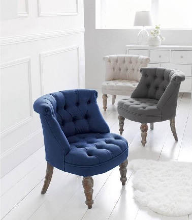 Des fauteuils crapauds Adélia chic et classe by la Redoute Sans accoudoir, ces petits fauteuils crapaud capitonnés amènent dans la pièce un style chic et glamour sans pareille. Les pieds moulurés de ces fauteuils nommés Adélia rajoutent au style princier et luxueux du fauteuil. Leur ergonomie leur permet de pouvoir s’insérer dans de toutes les pièces de la maison et est particulièrement adaptée à l’aménagement de petits salons ou de chambres exiguës. Un atout charme et confort dont on ne veut pas se priver ! La Redoute – fauteuil crapaud Adélia -207,50 euros.