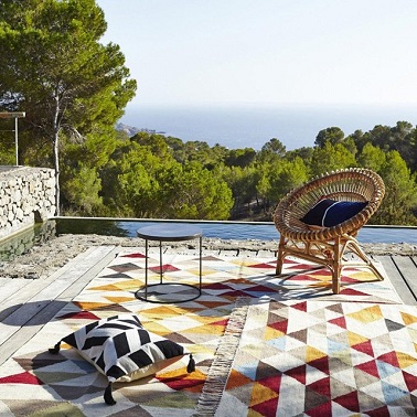 Ce n'est plus un secret, le rotin a bel et bien fait son grand retour sur la scène déco. Et ce bois exotique habille également les fauteuils de la Redoute comme cet élégant fauteuil rond parfait pour aménager à moindre coût la terrasse. Une forme soleil qui donne envie de se prélasser à l’extérieur quand les jours se prolongent à l’approche de l’été. La Redoute – Fauteuil Roulis – 459 euros.