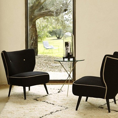 Ces fauteuils esprit années 50 de La Redoute adoptent un style noble et élégant comme jamais De style vintage bicolore, ces petits fauteuils sans accoudoir apportent une ambiance déco très moderne. Le revêtement 100% lin confère au style du fauteuil un aspect chic, classe et tendance. En noir et lin ces petits fauteuils seront des alliés parfaits pour aménager une entrée ou un petit salon sans rogner l’espace. La Redoute – Am.pm - Fauteuil Franck – 389 euros.