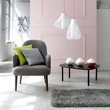 Des formes arrondies, un couleur gris pure et douce, le fauteuil Joan est vraisemblablement le meilleur ami déco de la maison ce printemps ! Dans une pièce aux couleurs douces comme du rose pastel ou encore du blanc, ce fauteuil permet d’affirmer le caractère de l’ambiance tout en modernisant l’espace grâce à son design et sa couleur.  Mis en association avec un ensemble d’accessoires gris tel un tapis ou un petit meuble d’appoint, ce fauteuil donne du relief à l’ensemble de la pièce pour une déco sobre pure cocooning à souhait ! La Redoute – Fauteuil Joan – 359,50 euros.