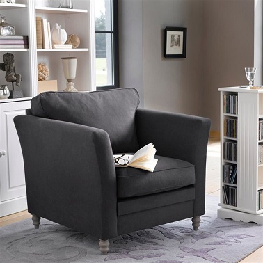 Le fauteuil Nottingham, un intemporel et indémodable fauteuil pour le salon Ce fauteuil Nottingham est un indémodable déco ! Au fil des années, son design simple et classique séduit toujours autant et créer dans chaque pièce où il est disposé un esprit convivial, familial et confortable. Son assise profonde permet de s’installer bien confortablement pendant que son revêtement en coton assure une douceur sans pareille. Comme quoi miser sur des classiques est une valeur sûre en déco ! La Redoute – Fauteuil Nottingham – 279,75 euros.