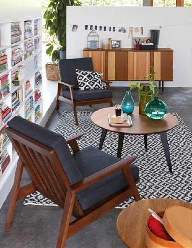 En Une de toutes les tendances du moment, le style vintage n’en finit plus d’investir notre intérieur. Ce fauteuil est d’ailleurs un concentré de style rétro avec sa structure en hévéa massif teinté noyer et son assise en tissu gris anthracite. Un mariage de matières intéressant qui rend ce meuble moderne bien qu’issu d’un design résolument old school. Dans un salon qui adopte un style fifties, ce fauteuil se révèle être un véritable plaisir et confort au quotidien ! La Redoute – Fauteuil Watford II – 223 euros.